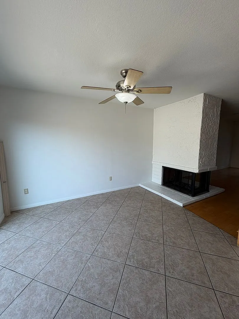 3 Bedrooms + Den/Office, available now! — Photo 4