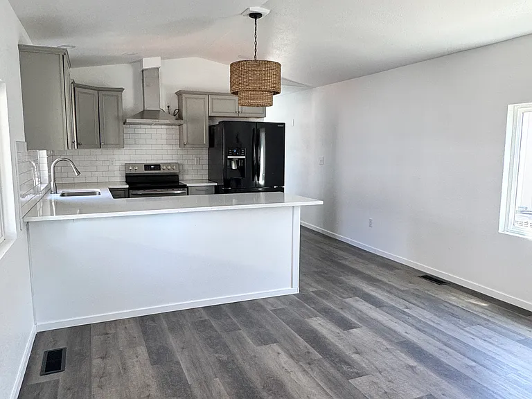 407 Avenue E — Photo 4