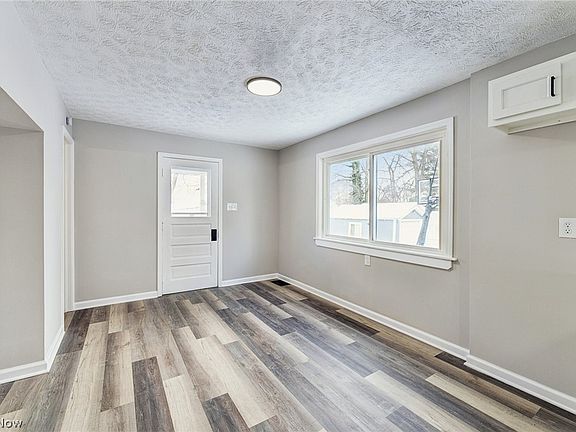 5th image of 279 Birchwood Ave