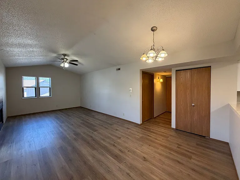 Oakridge Apartments — Photo 8