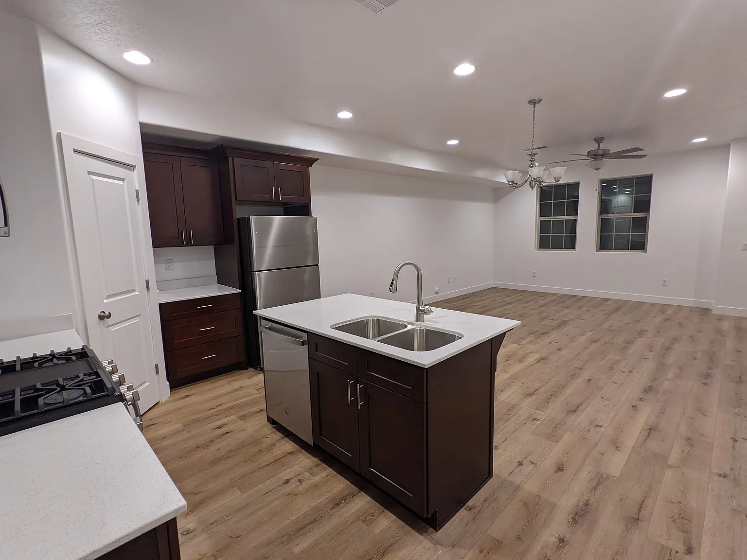 3 bed, 2.5 bath, 1400 sqft, $1,650 — Photo 2