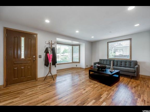 4th image of 8315 S Romaine Dr