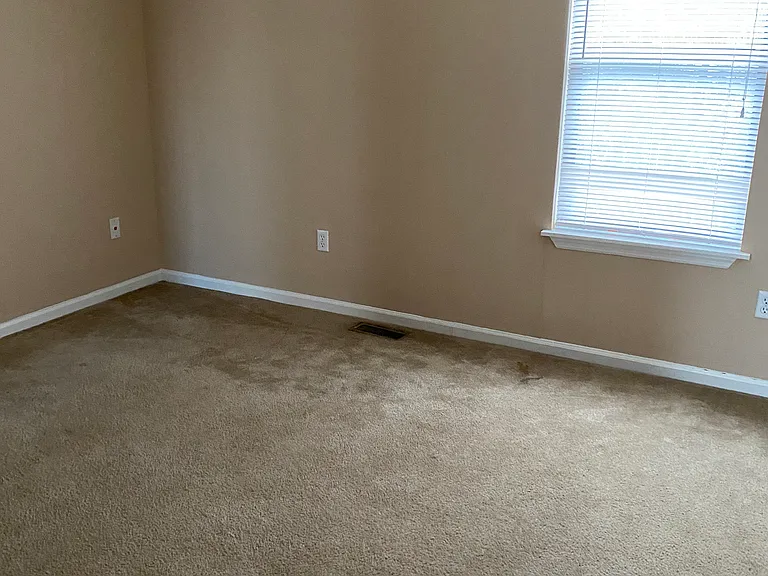 956 Margaret Dr — Photo 3