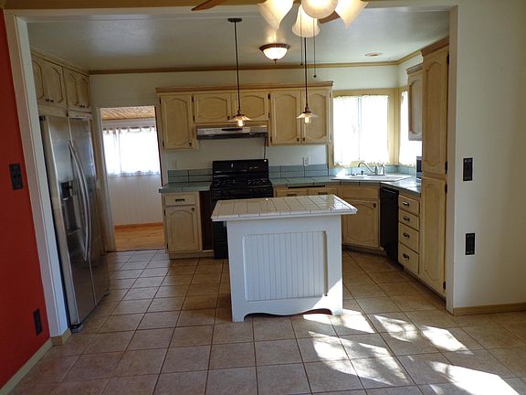 Kitchen/dining room.