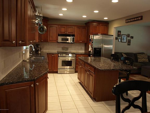 2nd image of 17 Oakwood Dr