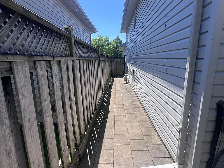 472 Talltree Cres — Photo 17