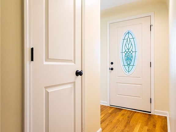 5th image of 211 Fairview Ave
