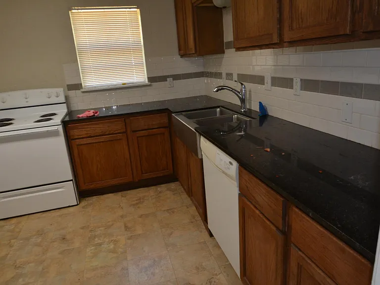 505 Pemberton Dr — Photo 2