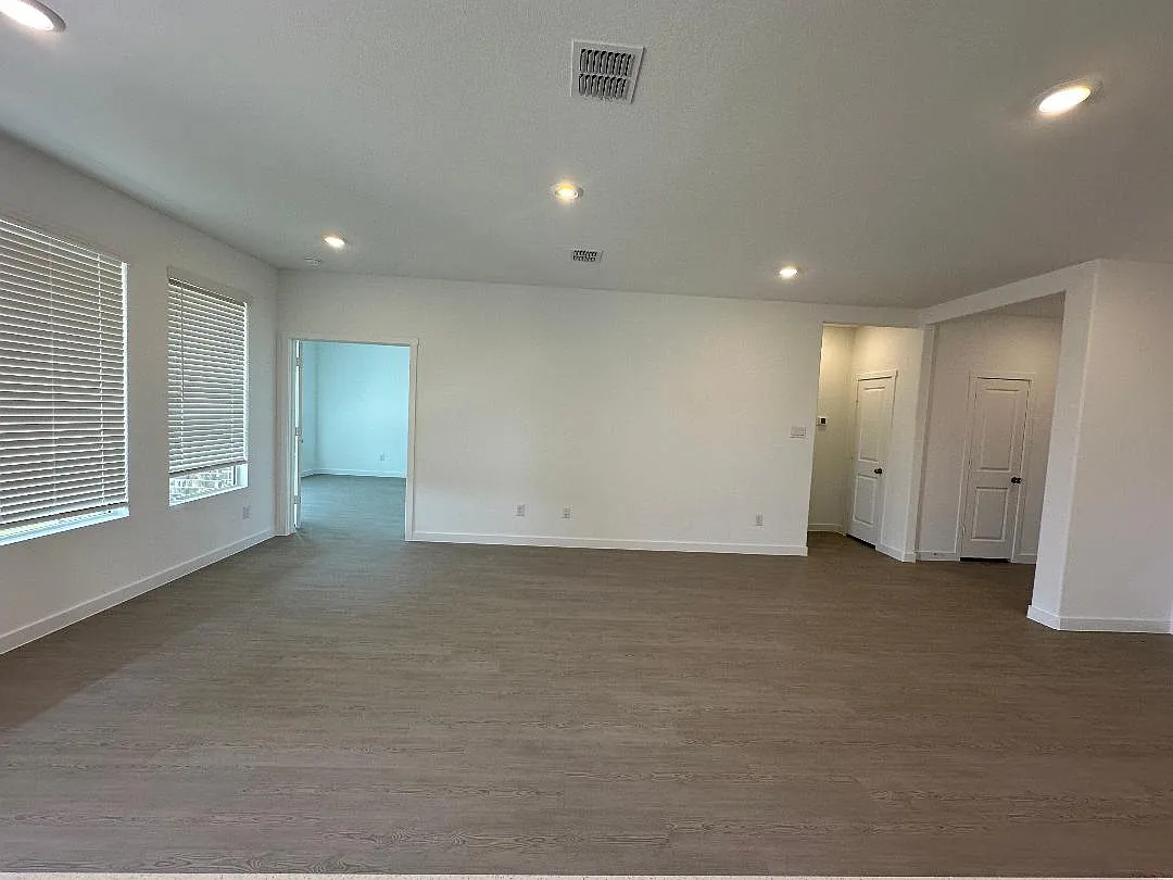 4 bed, 2083 sqft, $2,500 — Photo 4