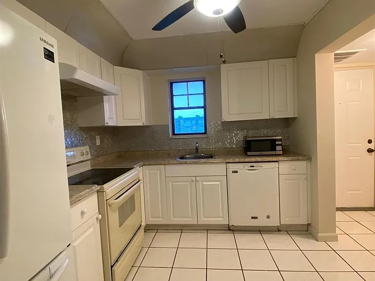 9440 SW 8th St #401 — Photo 14