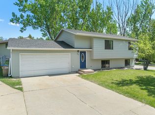 621 Bavaria Dr, Minot, ND 58703