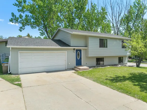 621 Bavaria Dr, Minot, ND 58703