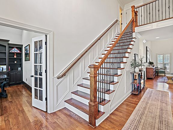 5th image of 142 Waters Hill Cir