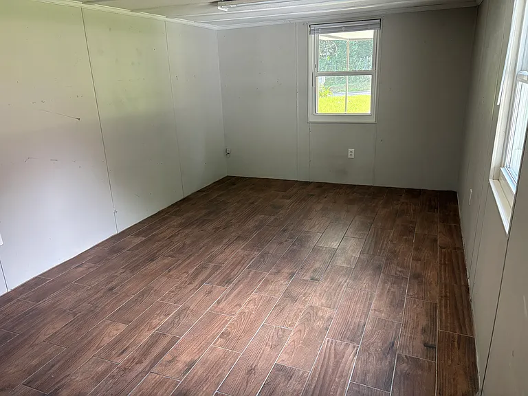 208 NE 37th Ter — Photo 9