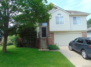 4864 Carrington Dr, Rochester, MI 48306