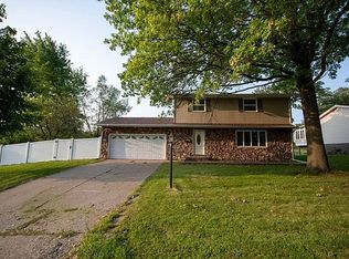 1808 Sunset Dr, Bettendorf, IA 52722