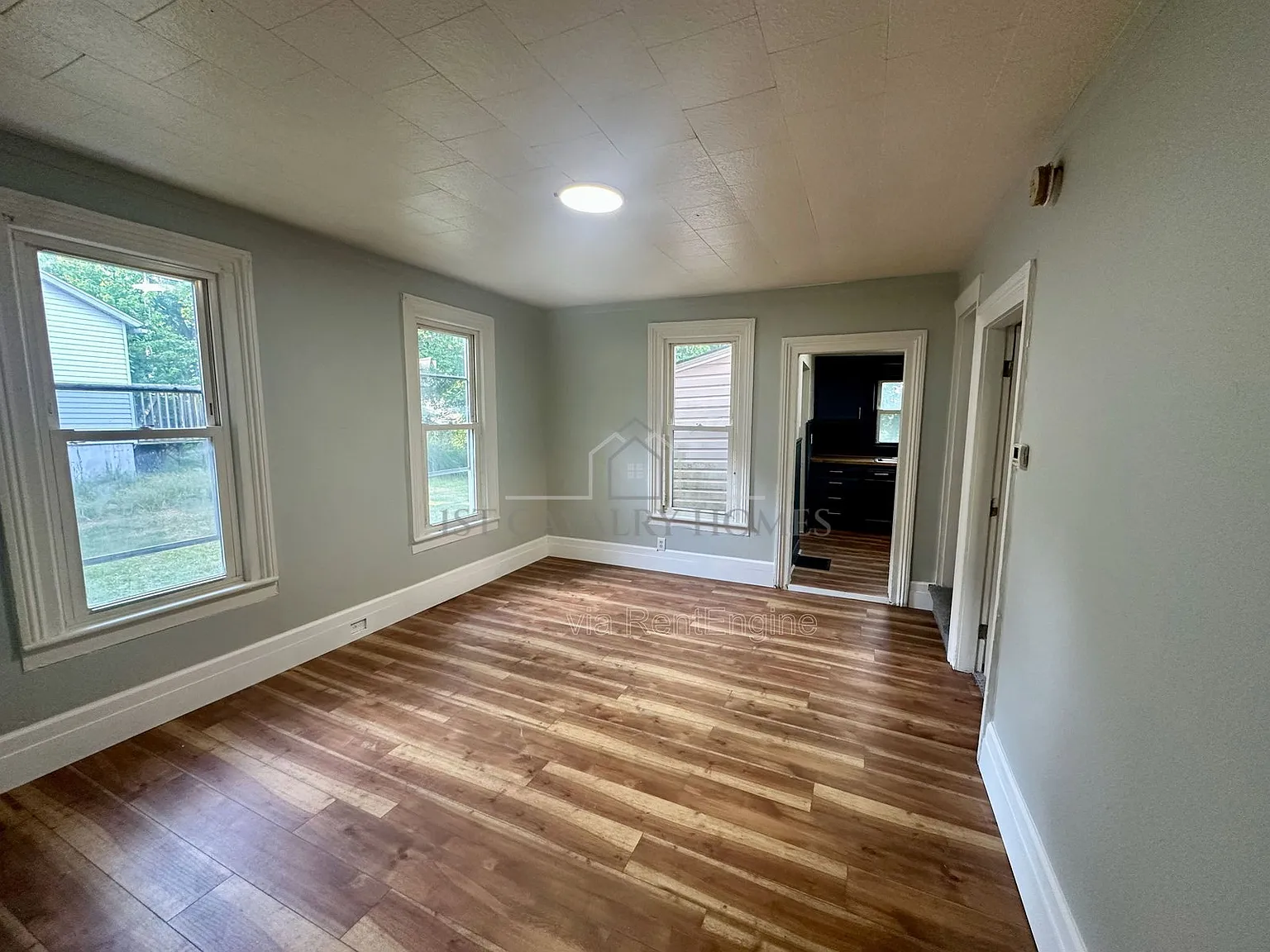 3 bed, 1.0 bath, 1047 sqft, $1,075 — Photo 2