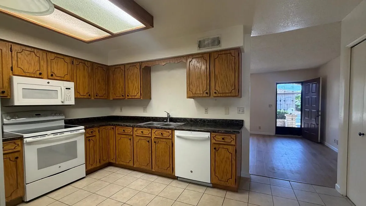 Building Photo - 520 S Greenfield Rd #41