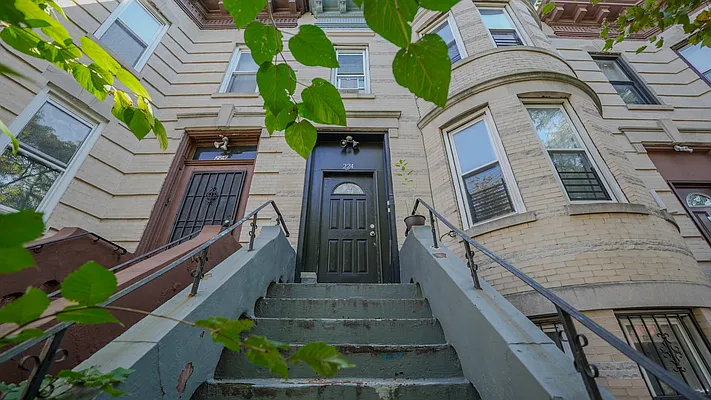 Sold by Matthews Real Estate Investment Services Inc | media 3