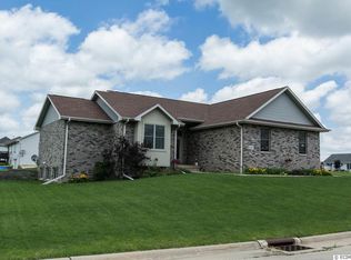 9497 Ginger Dr, Peosta, IA 52068