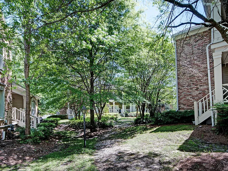 Charleston Cir — Photo 29