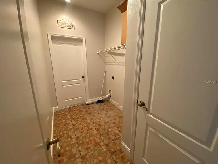 1004 Pine Tree Dr — Photo 16