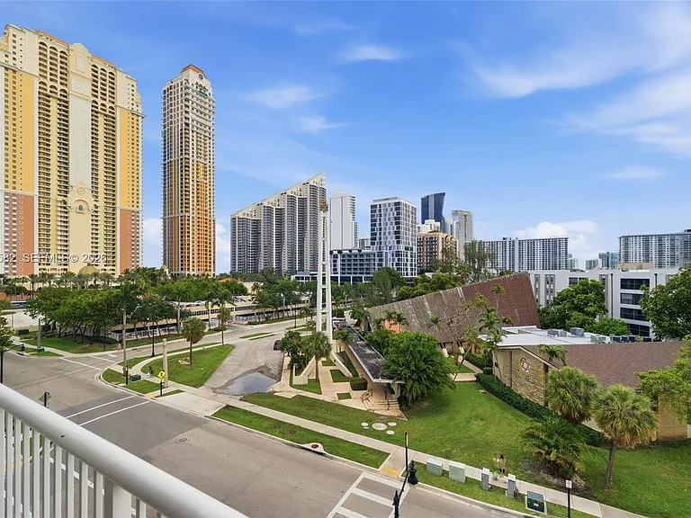 17800 Atlantic Blvd #Penthouse 3 — Photo 5