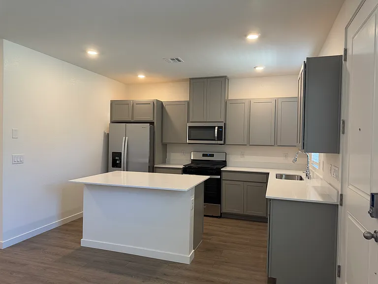 844 W End St — Photo 3