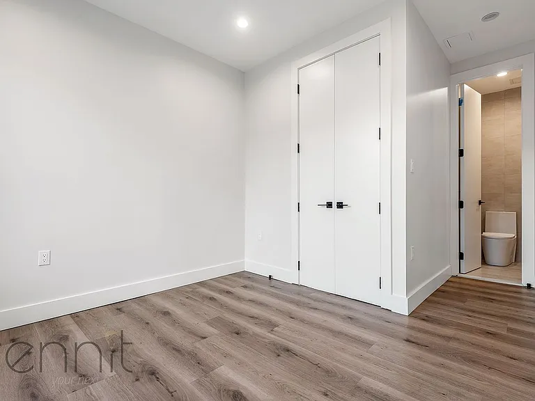 125 Kings Hwy #6Z — Photo 6