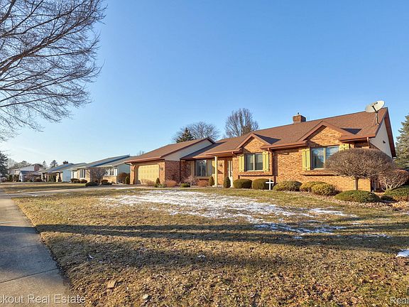 4th image of 686 Willow Ln