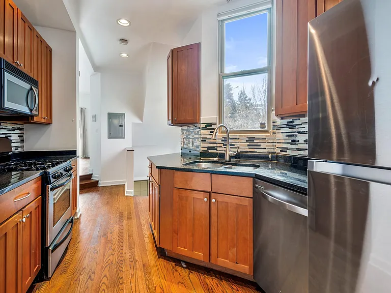 1420 W Erie St #1F — Photo 9