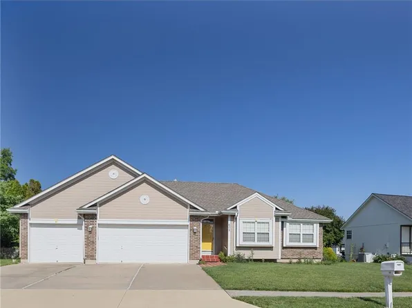 608 Lakeview Dr, Grain Valley, MO 64029