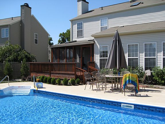 In-ground pool & screened in porch