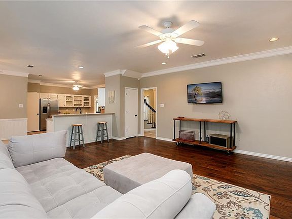 5th image of 108 Carriage Hill Ct