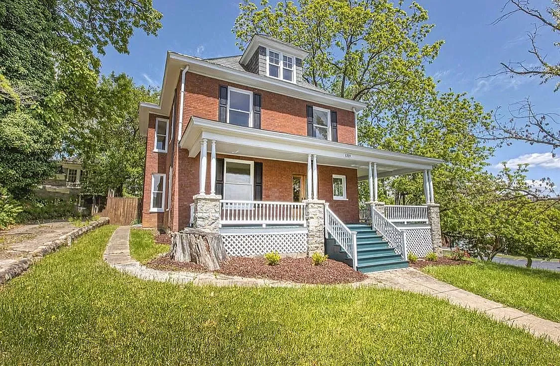 1319 Clarke Ave SW — Photo 1