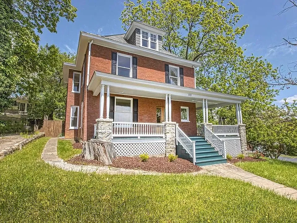 1319 Clarke Ave SW