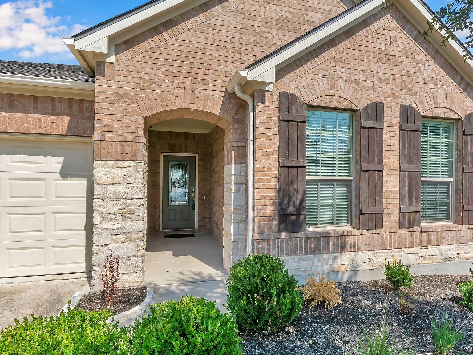 4 bed, 2.0 bath, 1975 sqft, $2,350 — Photo 1