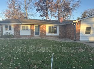 1027 2nd St, Charleston, IL 61920