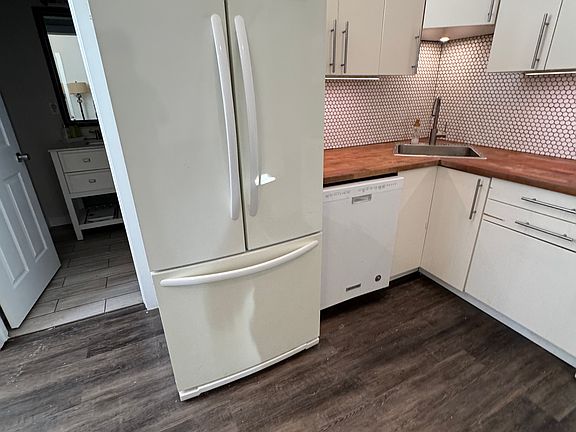 2nd image of 1537 Poplar St APT 1A