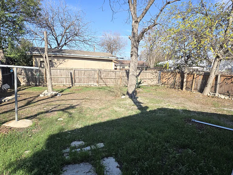 Segura St — Photo 28