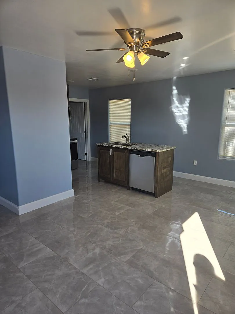 Building Photo - 3913 S Harvey Ave #2