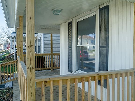 3rd image of 909 W High St