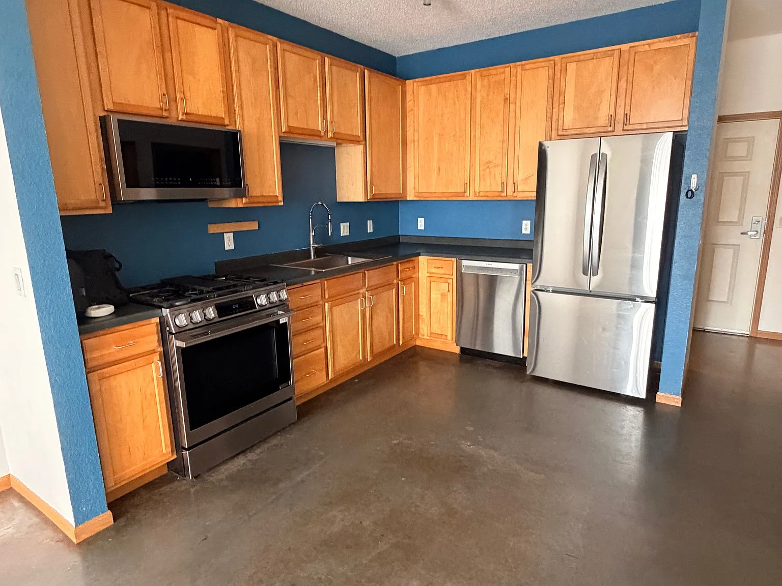 1BR + Den in quite, convenient, and secure condo building — Photo 2