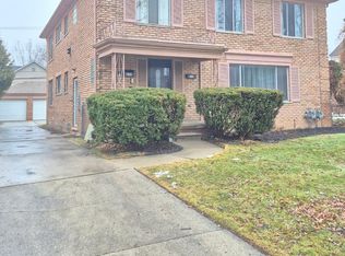 830 Harcourt Rd, Grosse Pointe, MI 48230