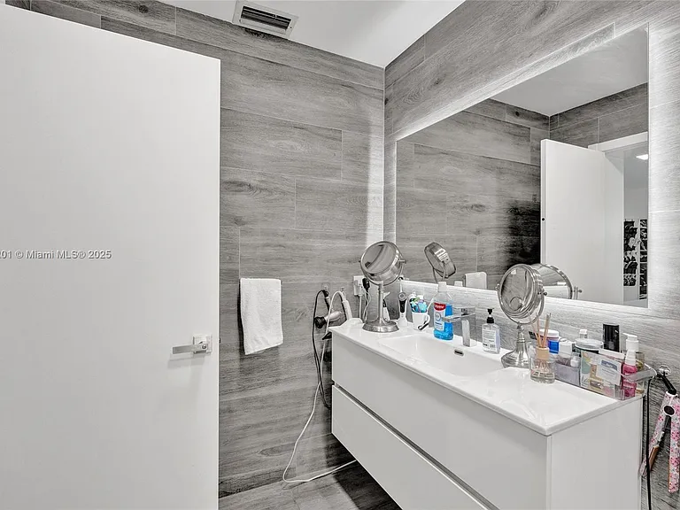 3784 Sheridan Ave — Photo 9
