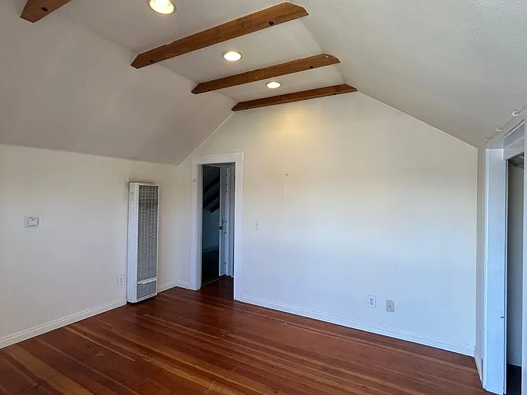 Upstairs one bedroom available now on Emerald between Cass and Bayard — Photo 11
