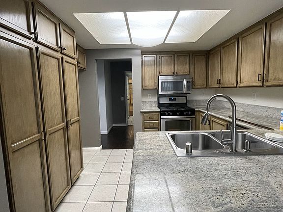 Kitchen with breakfast bar