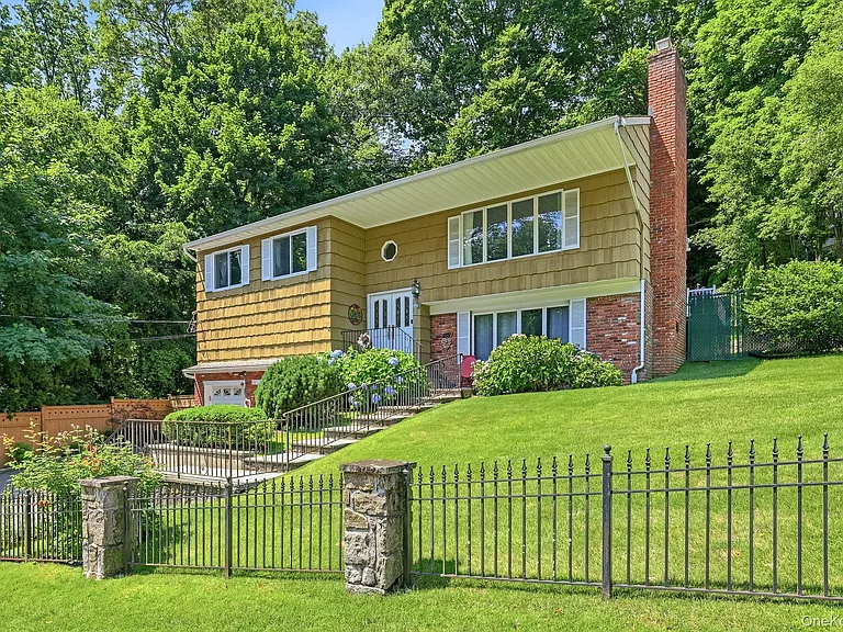 80 Hickory Hill Dr — Photo 2