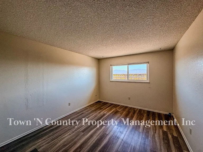 732 La Mesa Dr — Photo 12