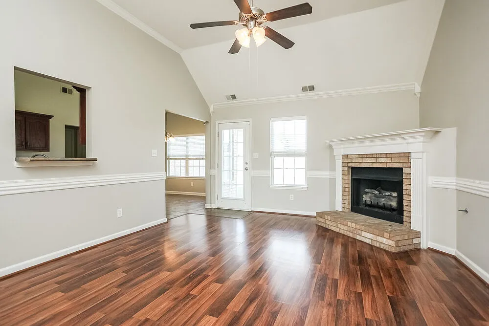 3 bed, 2.0 bath, 1915 sqft, $2,075 — Photo 4